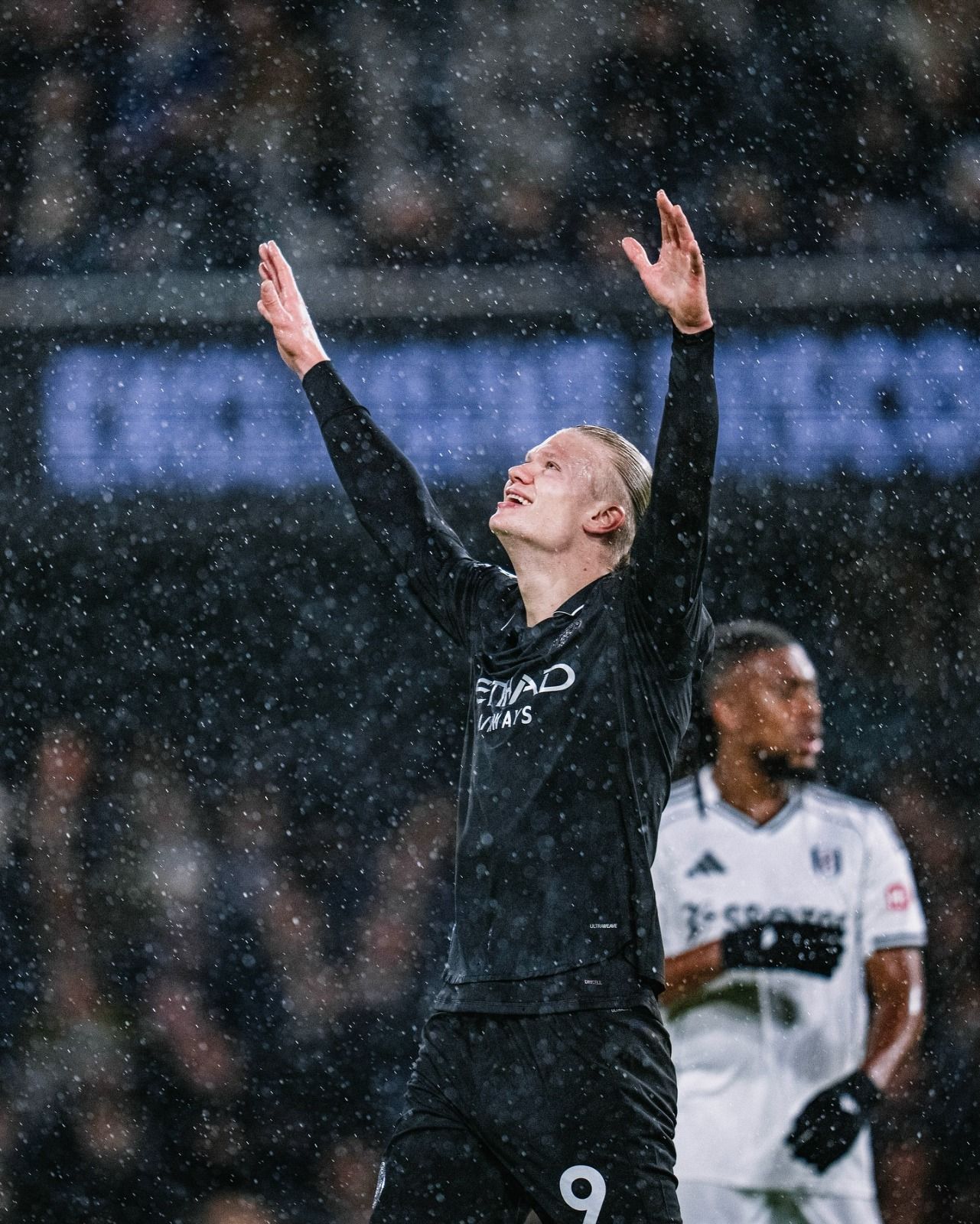 Haaland reage após se tornar jogador a chegar mais rápido aos 100 gols na Premier League