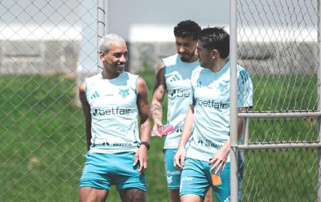 Jogadores do Cruzeiro reunidos antes de treino na Toca da Raposa II
