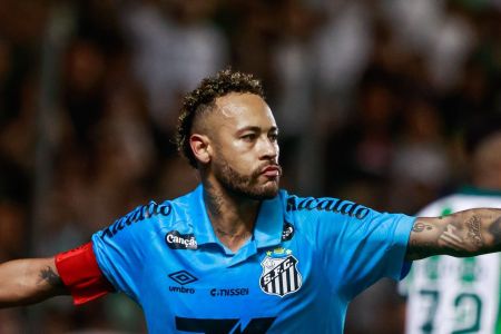 Neymar celebra hat-trick sobre o Juventude pelo Brasileirão