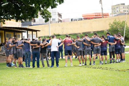 Elenco do Itabirito durante treinamento