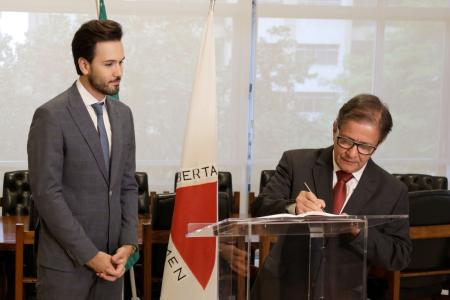 Carlos Pimenta assina seu termo de posse em cerimônia que contou com a presença do presidente da ALMG Tadeu Leite