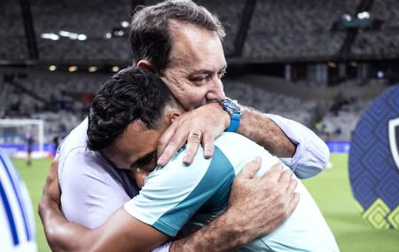 Kaiki recebe abraço de Pedro Lourenço durante homenagem pelo Cruzeiro