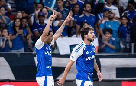 Christian celebra gol pelo Cruzeiro contra o Botafogo