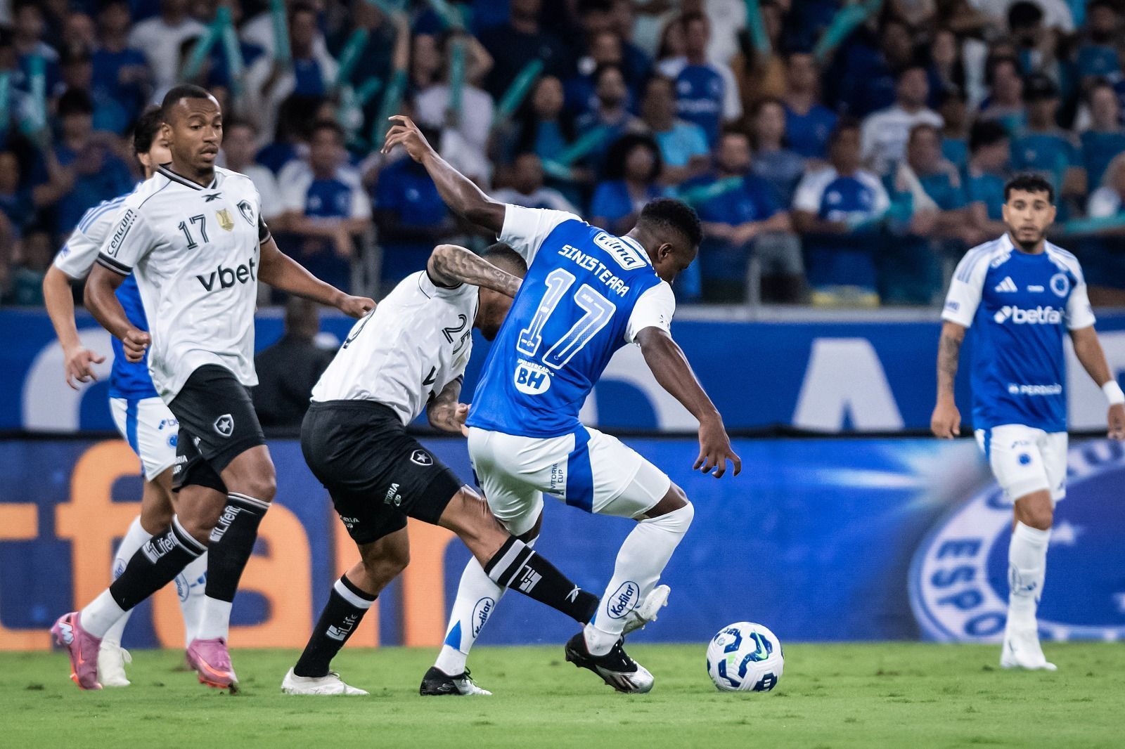 Cruzeiro vacila no fim e empata com Botafogo pelo Brasileirão