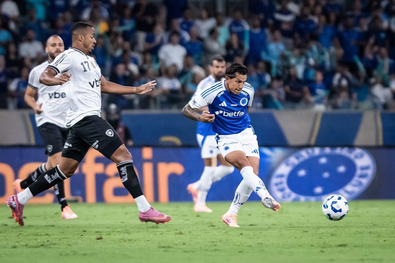 Titular destaca ponto de aprendizado para Cruzeiro em empate com Botafogo