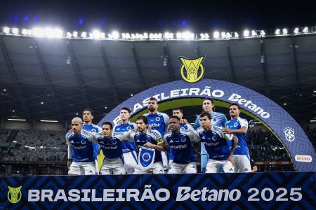 Jogadores do Cruzeiro perfilados antes de duelo pelo Brasileirão