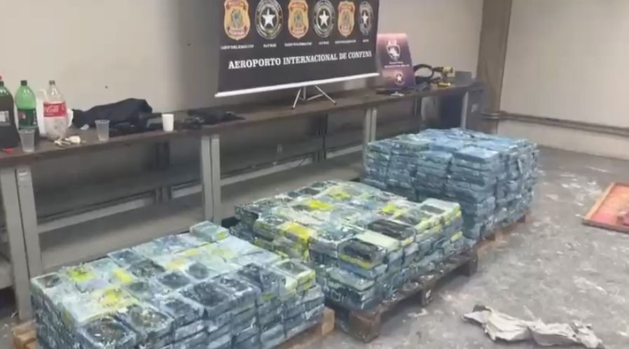 Vídeo: PF e RF encontram 1,2 tonelada de cocaína no Aeroporto de Confins