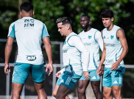 Jogadores do Cruzeiro durante treinamento na Toca da Raposa II