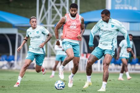 Jogadores do Cruzeiro durante treino na Toca da Raposa II