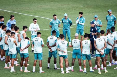 Leonardo Jardim conversa com jogadores do Cruzeiro na Toca da Raposa II