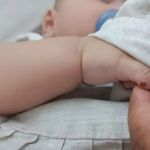 Bebê entra na sala de cirurgia pra remover dedo e sai com língua operada