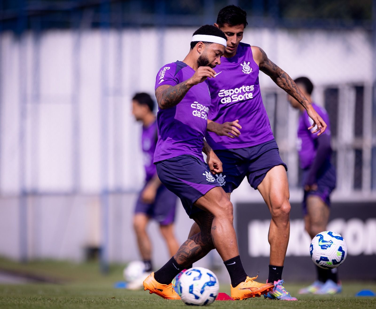 Joga ou não? Veja situação de Memphis Depay para Cruzeiro x Corinthians