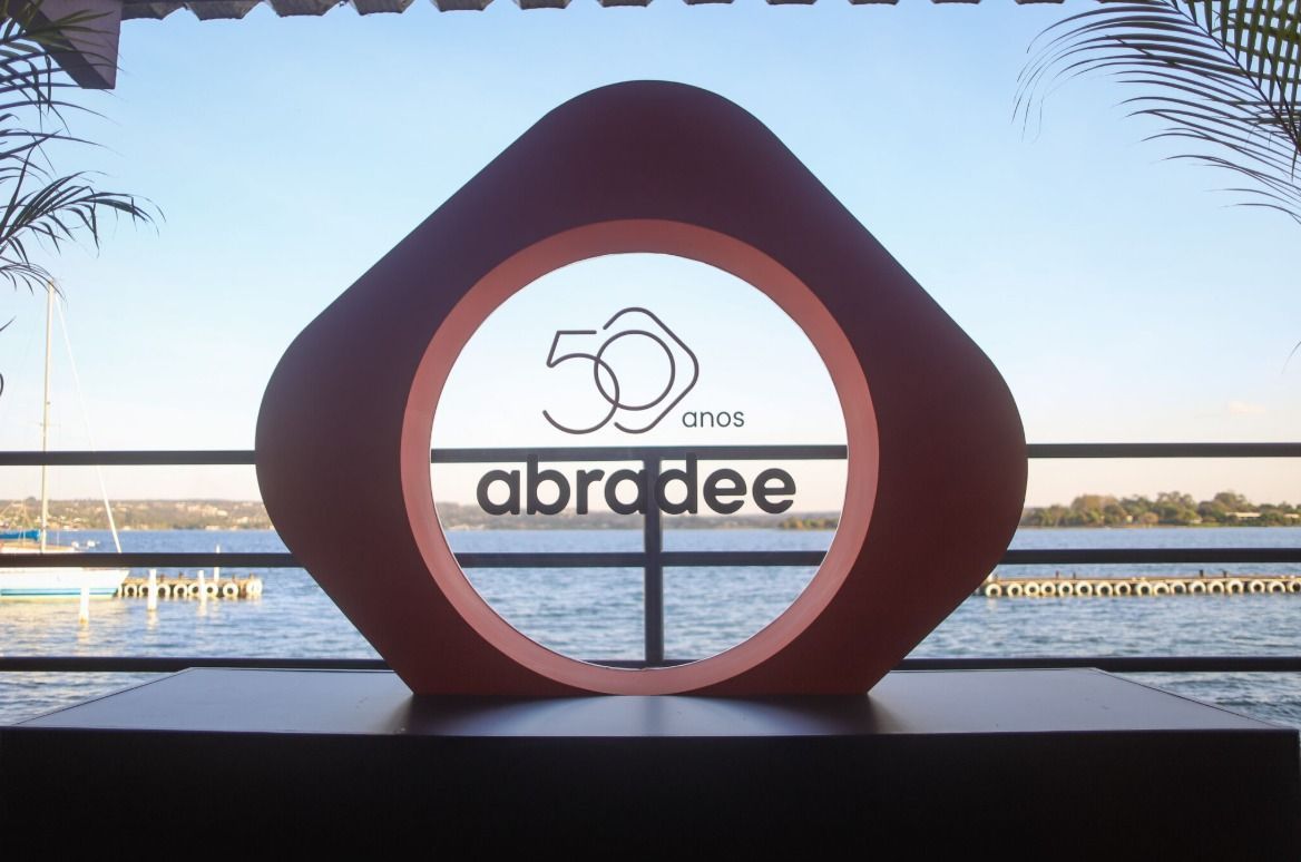 Abradee comemora 50 anos de compromisso com a distribuição de energia no Brasil