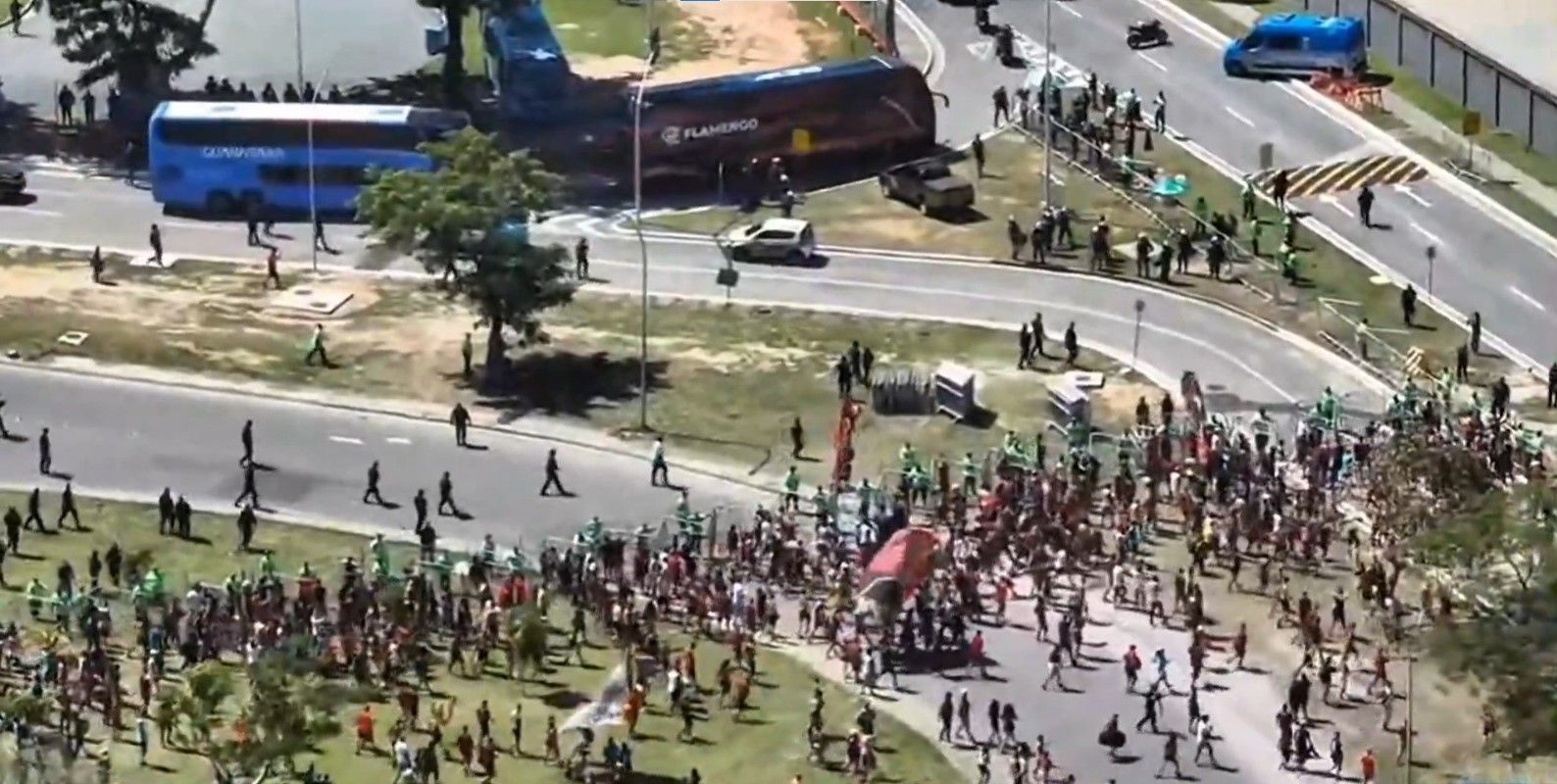 Torcedores do Flamengo se revoltam com mudança no 'AeroFla' e são contidos pela polícia