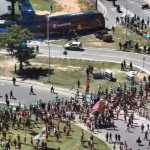 Torcedores do Flamengo se revoltam com mudança no 'AeroFla' e são contidos pela polícia