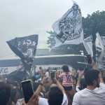 Torcida do Santos faz 'rua de fogo' antes de jogo decisivo contra o Cruzeiro