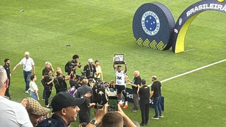 Neymar recebe homenagem de Pepe antes do jogo entre Santos e Cruzeiro