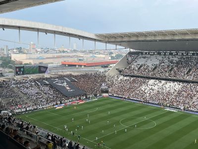 Torcedores do Corinthians em jogo contra o Juventude