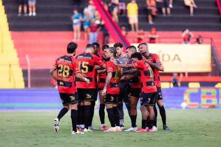 Time do Sport reunido antes do jogo contra o Grêmio
