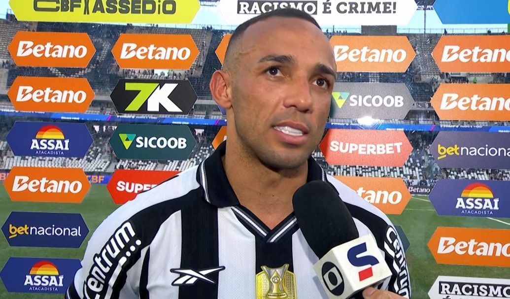 Titular do Botafogo crava permanência em 2026 e manda recado