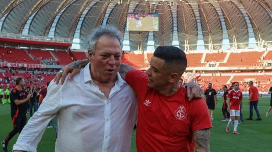 Abel Braga comemora com D'Alessandro, diretor de futebol do Inter