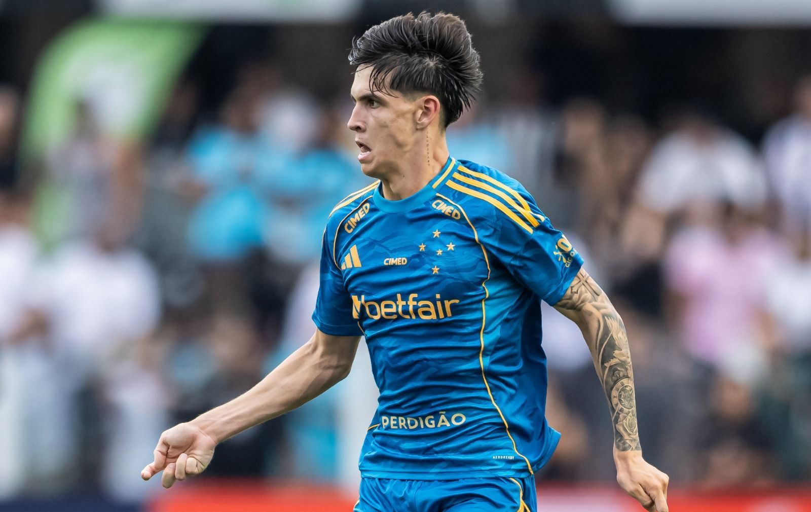 Joia de R$ 618 milhões estreia pelo Cruzeiro em derrota para o Santos; veja como foi