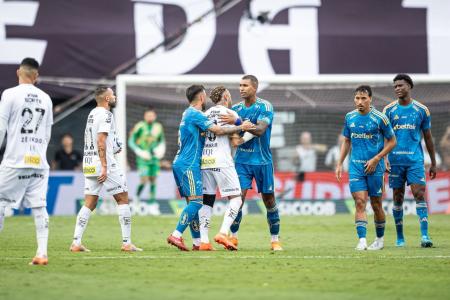 Neymar teve discussão com Ryan Guilherme durante Santos 3 x 0 Cruzeiro