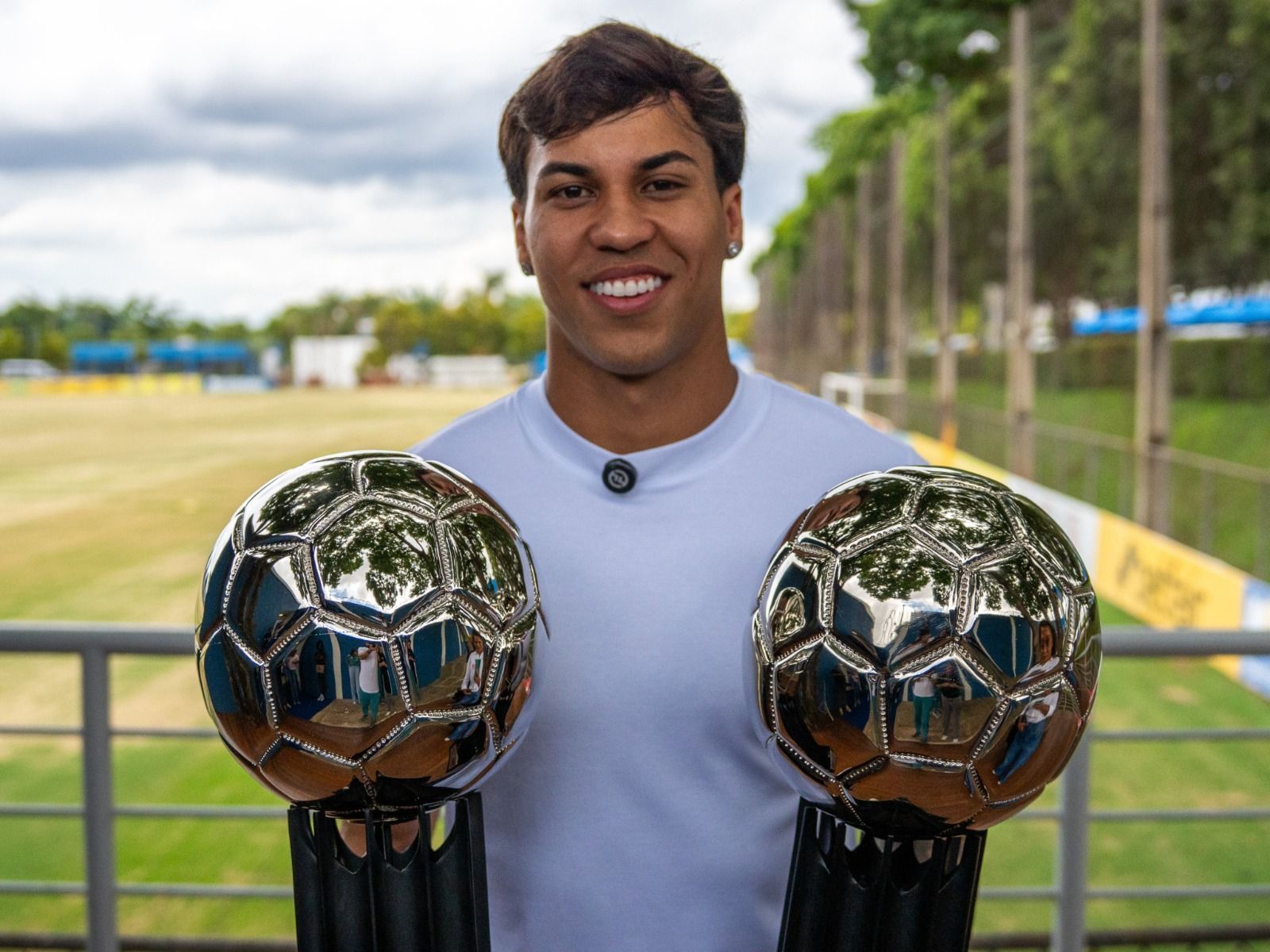 Kaio Jorge, do Cruzeiro, é premiado no Bola de Prata 2025