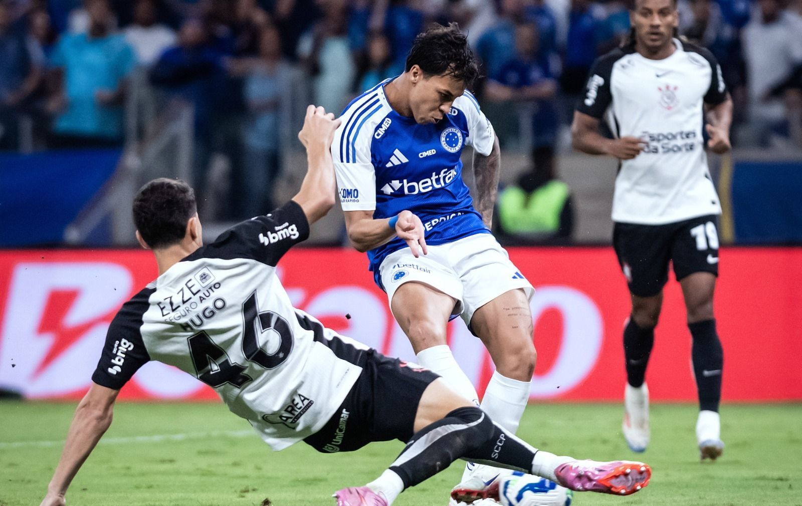 Cruzeiro defende invencibilidade de 11 anos no Mineirão contra o Corinthians