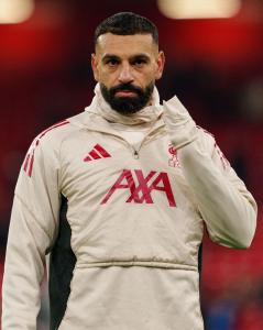 Mohamed Salah em aquecimento pré-jogo do Liverpool