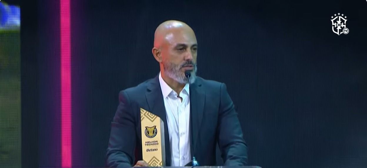 Prêmio Brasileirão 2025: quem foi eleito o melhor treinador