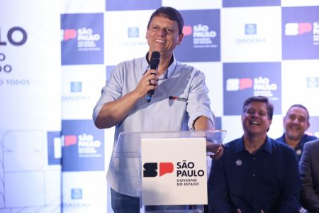 Tarcísio deu declarações sobre Flávio Bolsonaro durante inauguração da UPA Paineiras, em Diadema, no grande ABC paulista