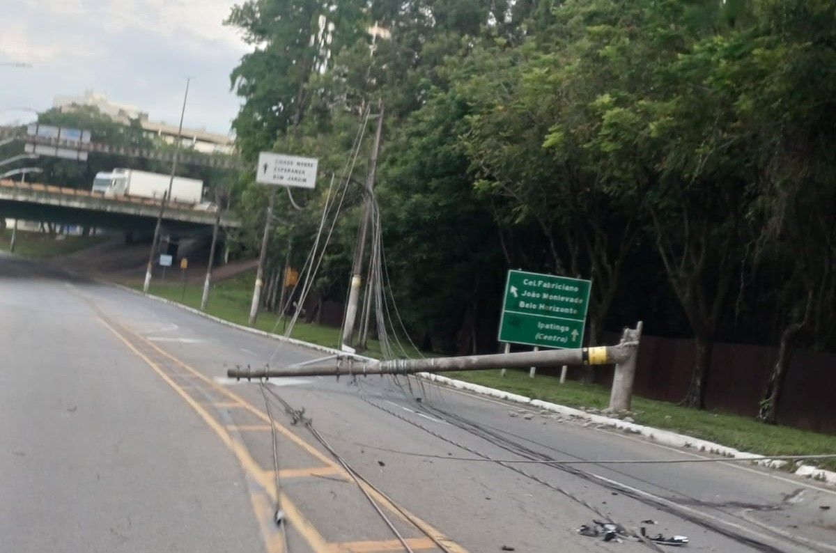 Veículo descontrolado provoca queda de três postes de iluminação em Ipatinga