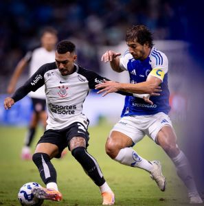 Matheuzinho e Lucas Silva no duelo entre Cruzeiro e Corinthians, pelo segundo turno do Brasileirão