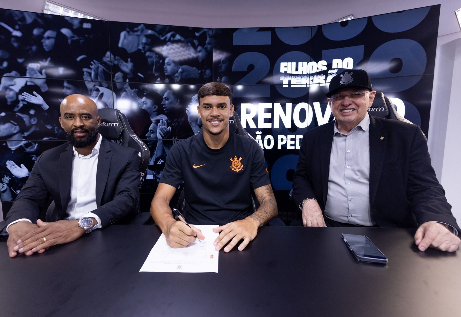 Corinthians anuncia renovação de zagueiro; veja detalhes