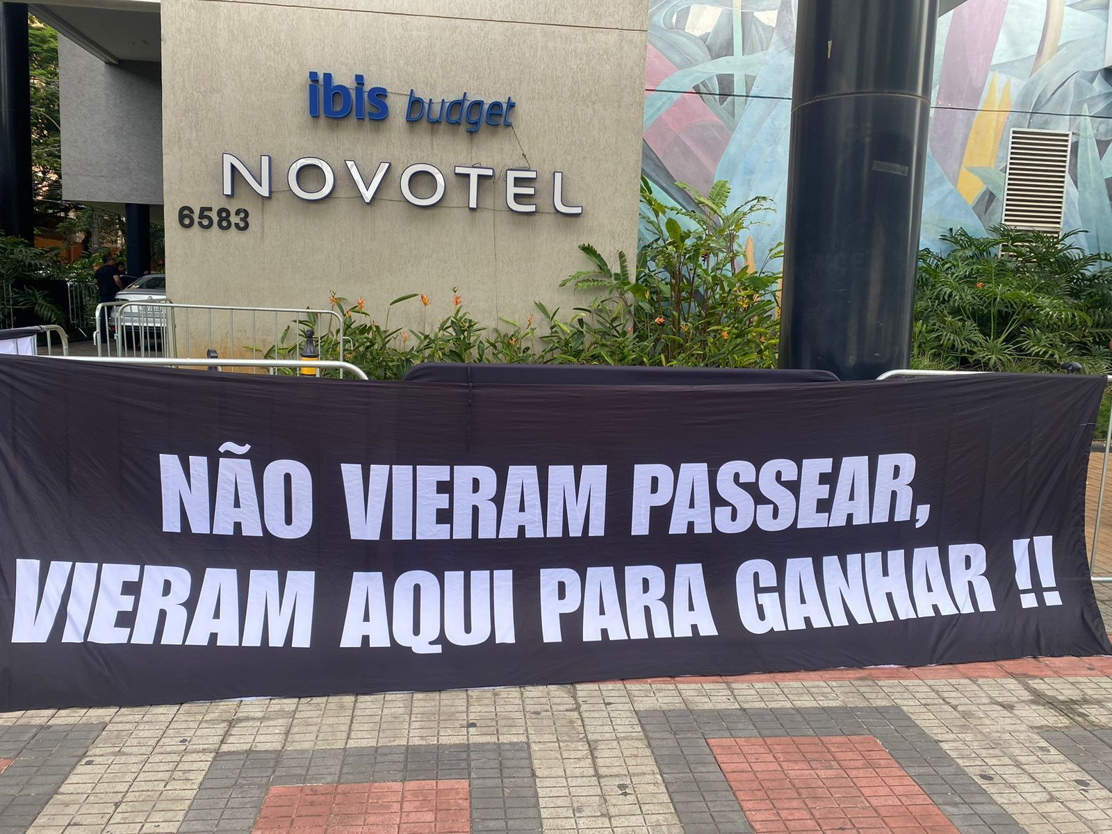 Em BH, torcedores do Corinthians protestam antes da semifinal da Copa do Brasil