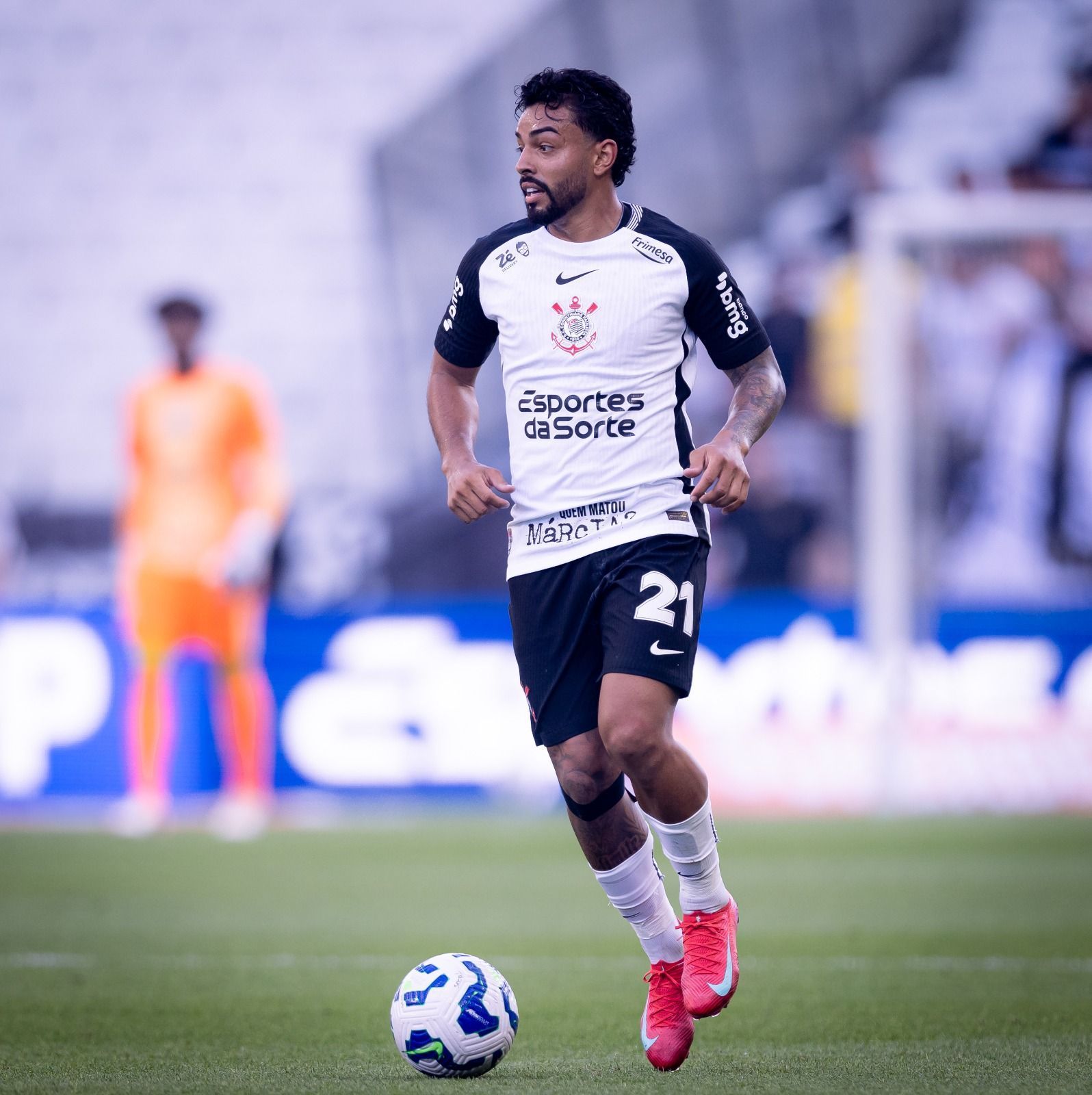 Ex-Cruzeiro, Matheus Bidu se consolida no Corinthians e vira arma ofensiva