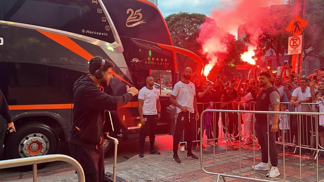 Com festa da torcida, Corinthians chega a BH para semifinal contra o Cruzeiro