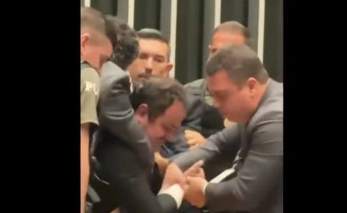 Deputado foi retirado à força da Câmara dos Deputados