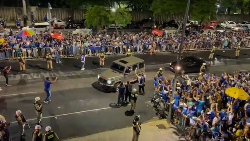 Cruzeiro x Corinthians: Pedrinho é festejado em chegada para semi da Copa do Brasil