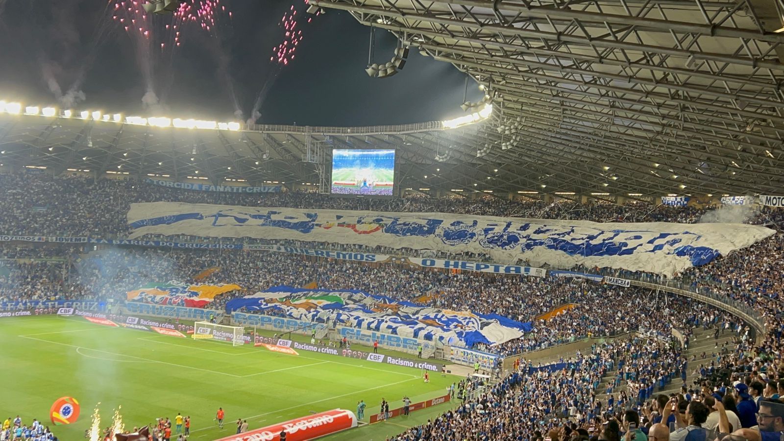 Cruzeiro x Corinthians: como foi a festa da torcida antes do jogo no Mineirão