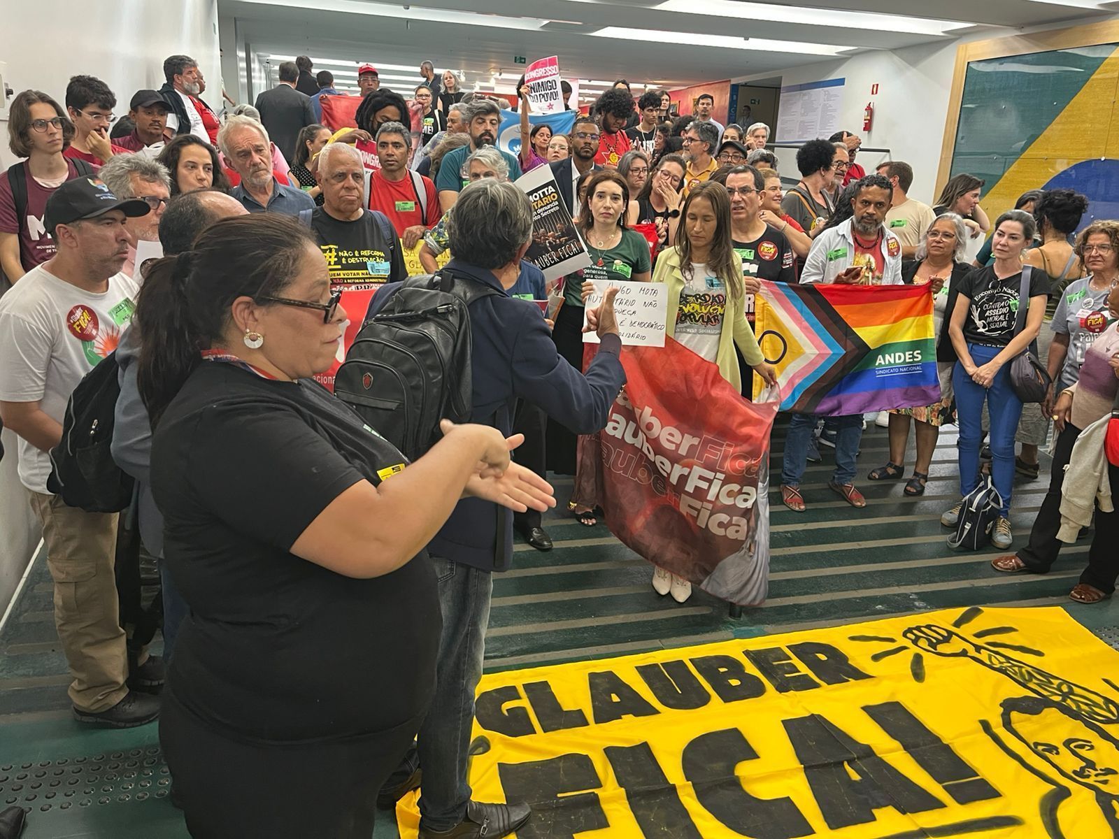 Manifestantes ocupam Câmara em defesa de Glauber Braga nesta quarta (10)