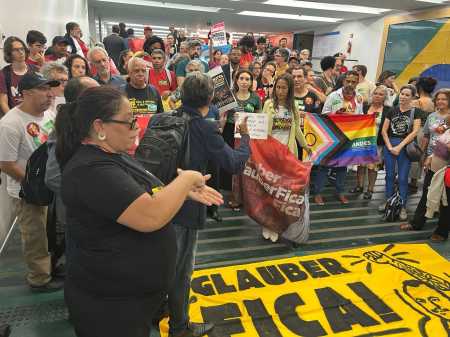 Manifestantes na Câmara contra a cassação do mandato de Glauber Braga