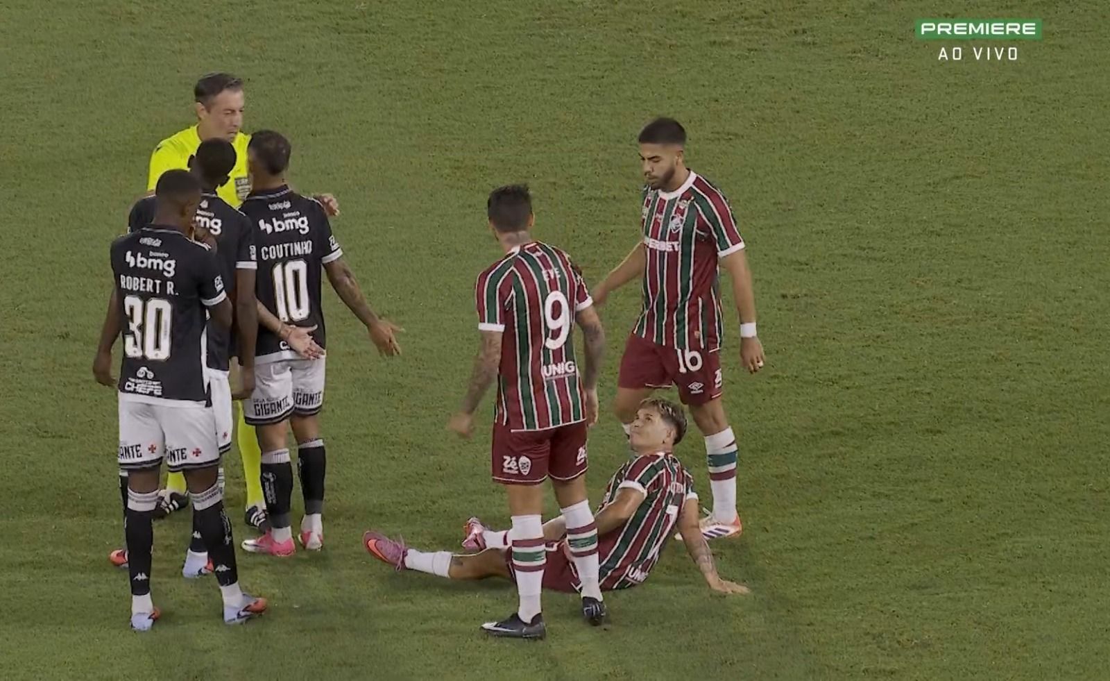 Atacante do Fluminense sente dores e é substituído em semifinal contra o Vasco