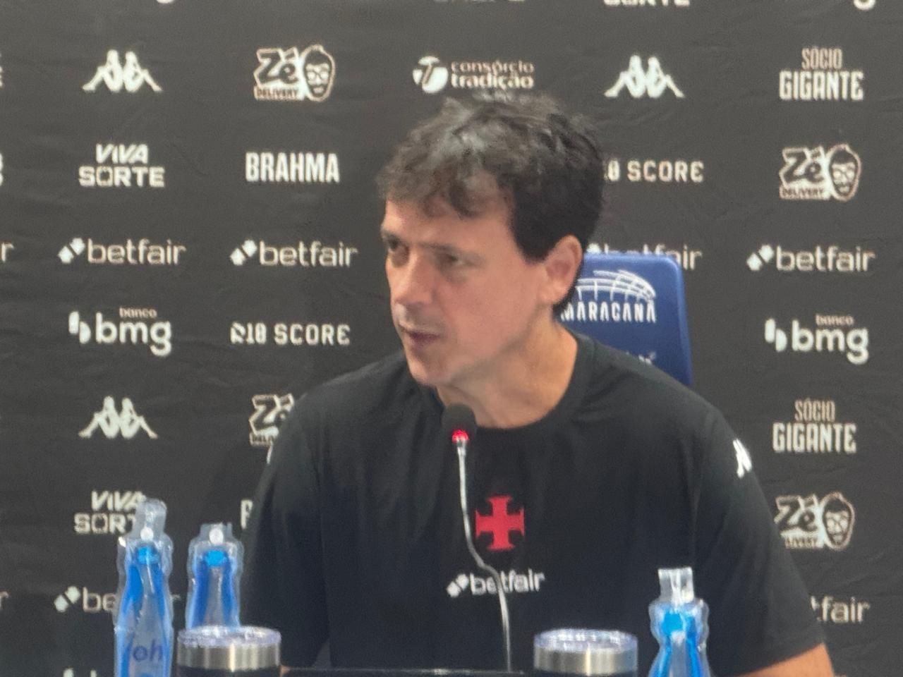 Diniz evita euforia após grande virada do Vasco contra o Fluminense na Copa do Brasil