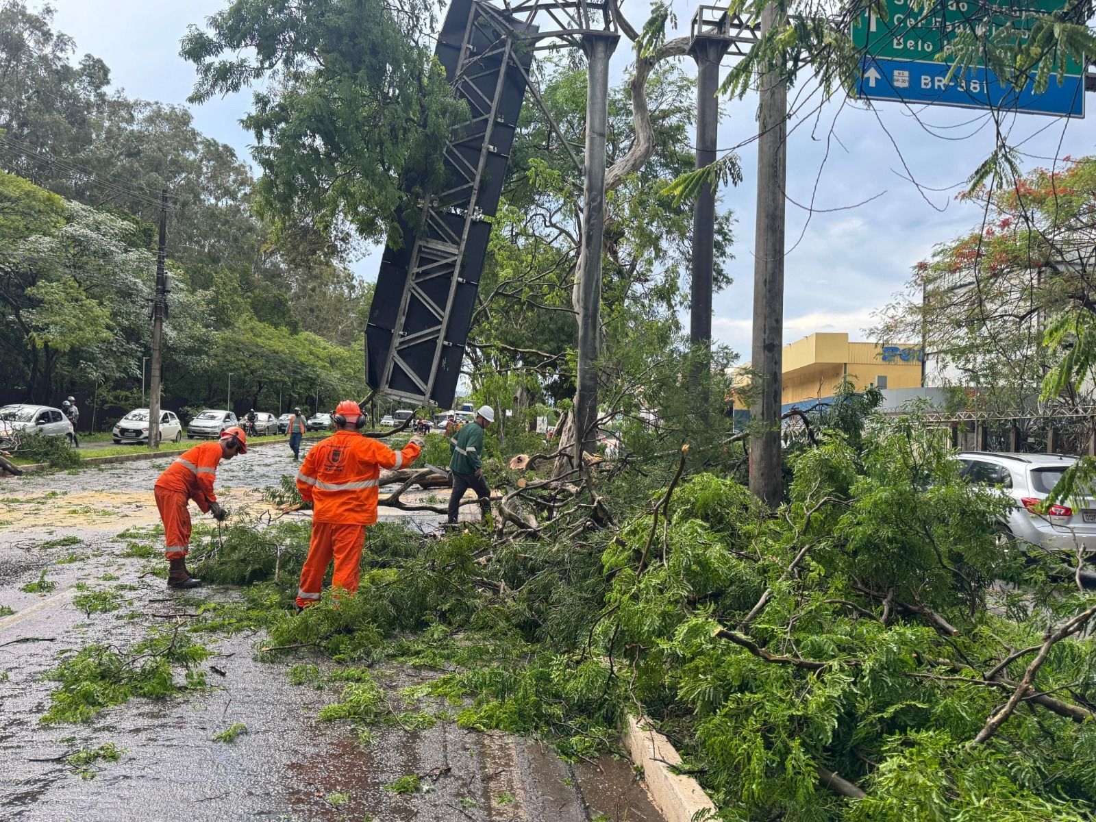 Rajadas de vento durante temporal em Ipatinga chegaram a quase 60 km por hora