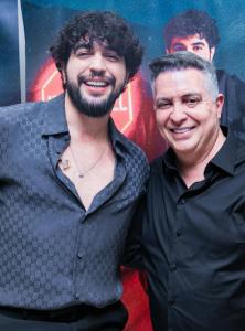 O cantor Nattan e o prefeito de Belo Horizonte, Álvaro Damião (União), durante evento de aniversário da capital