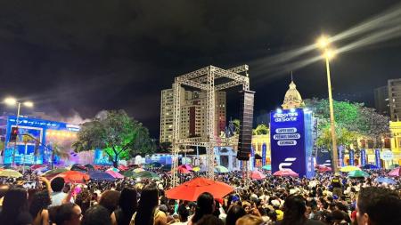 Multidão se reuniu na Praça da Estação na noite desta sexta-feira (12)