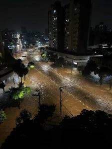 Avenida Bernardo Vasconcelos, no bairro Cachoeirinha, na Região Nordeste, precisou ser bloqueada diante do risco de transbordamento