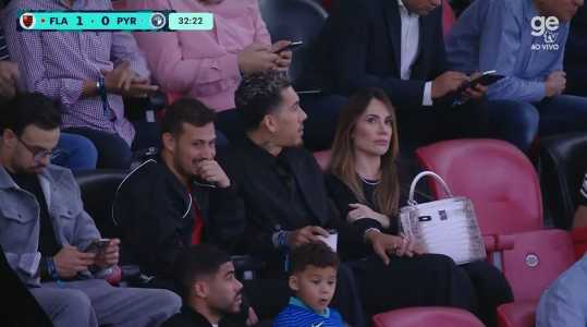 Roberto Firmino (ao centro da foto) na arquibancada do Estádio Ahmed bin Ali, no Catar